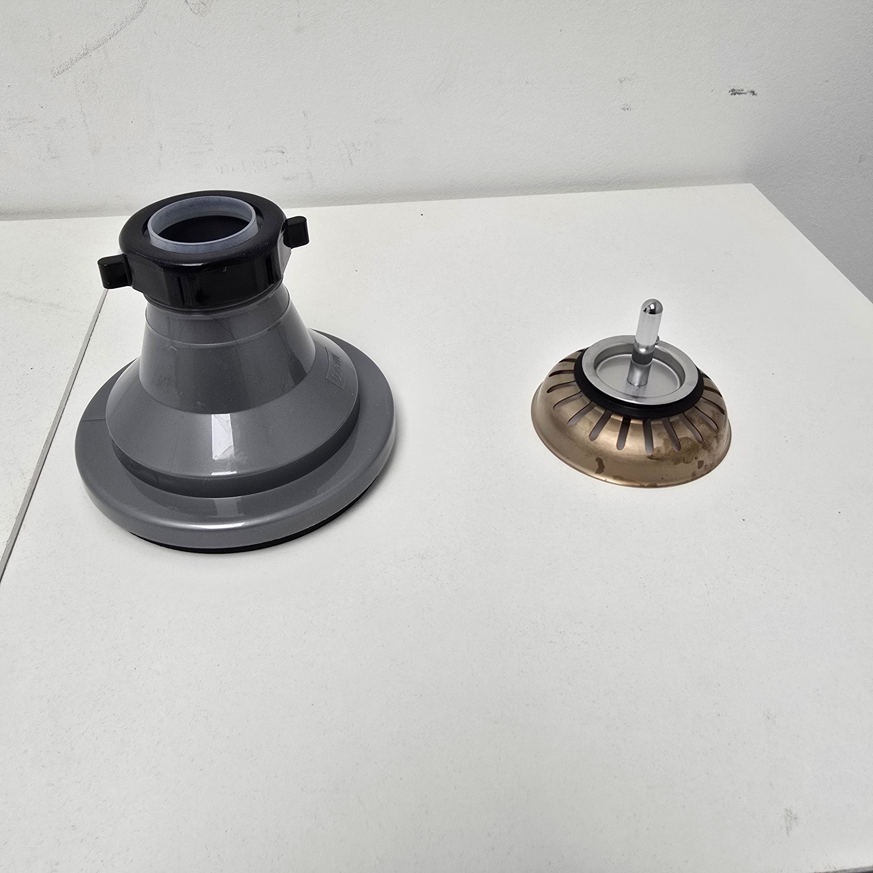 Delta Kitchen Sink Flange and Strainer in Champagne Bronze (72010-CZ)