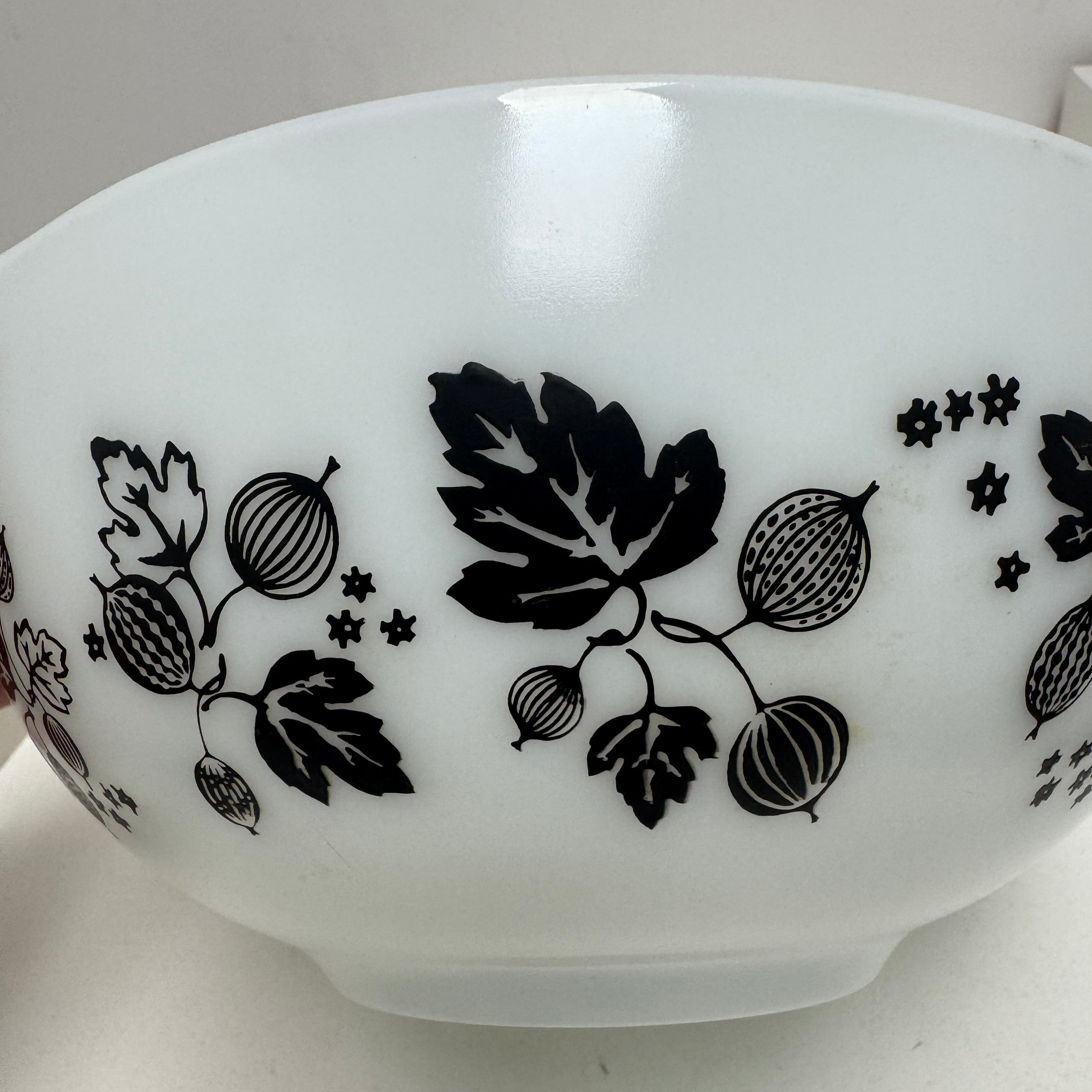 Vintage 2.5 Qt Pyrex Cinderella Mixing Bowl #443