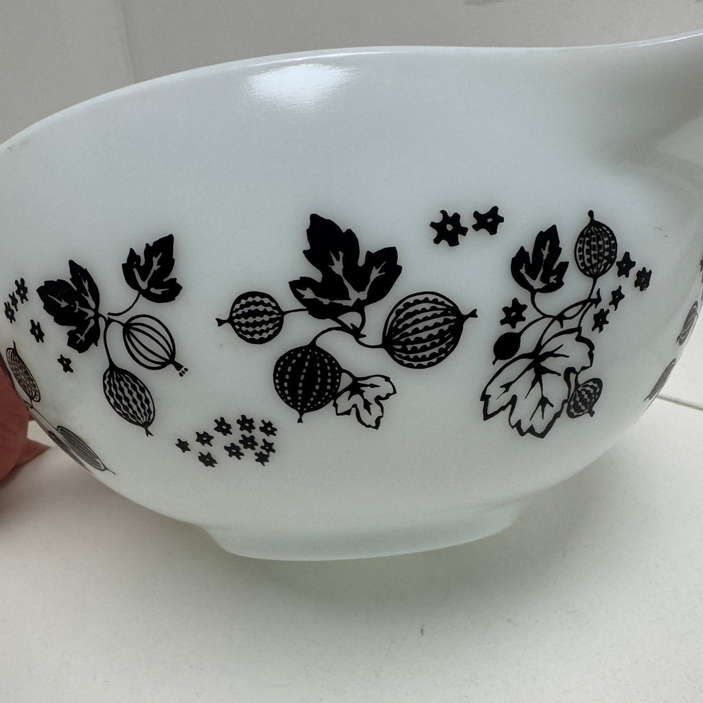 Vintage 2.5 Qt Pyrex Cinderella Mixing Bowl #443