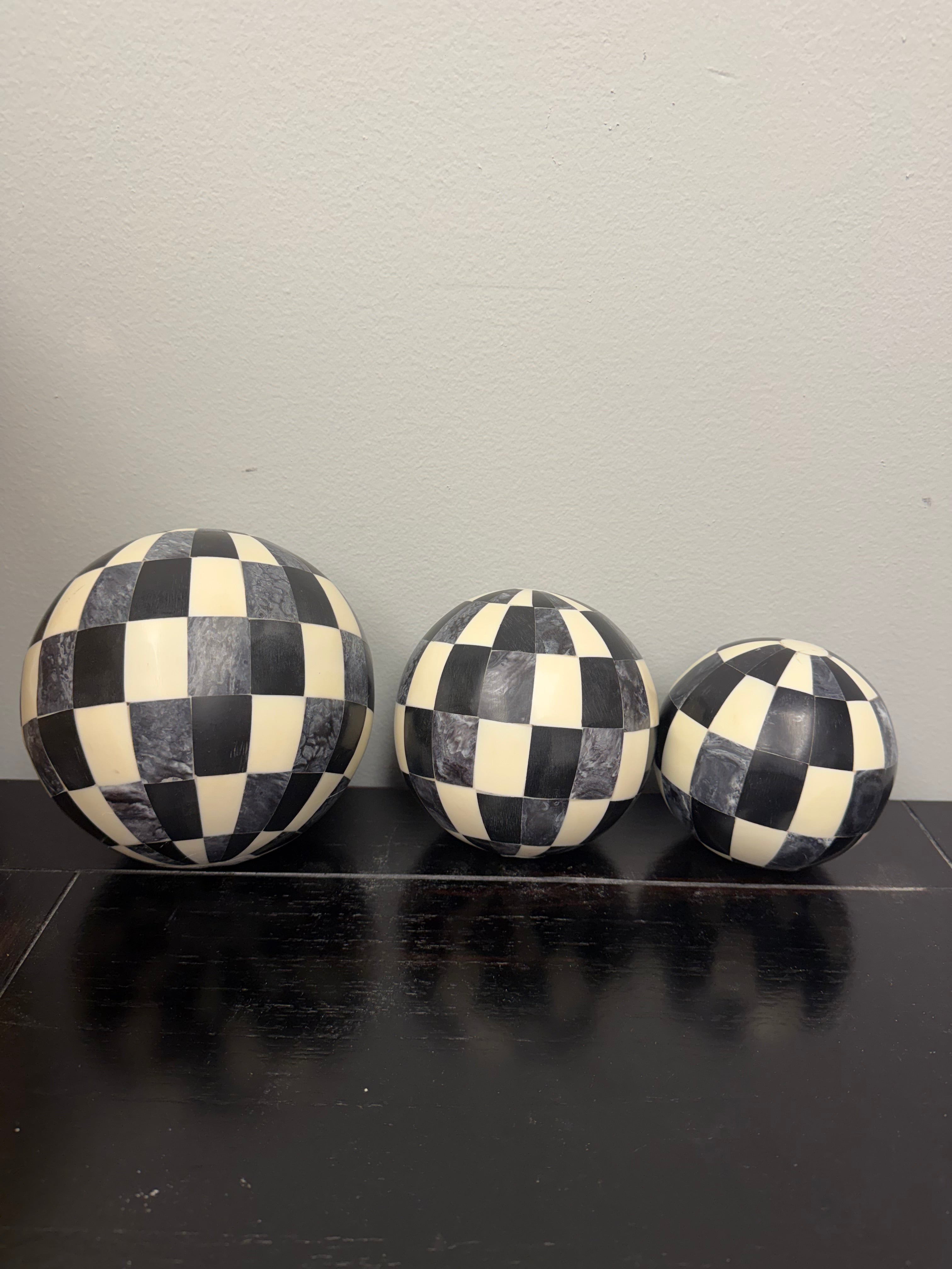 Heritage Farm and Garden - Checkered Orb - Medium