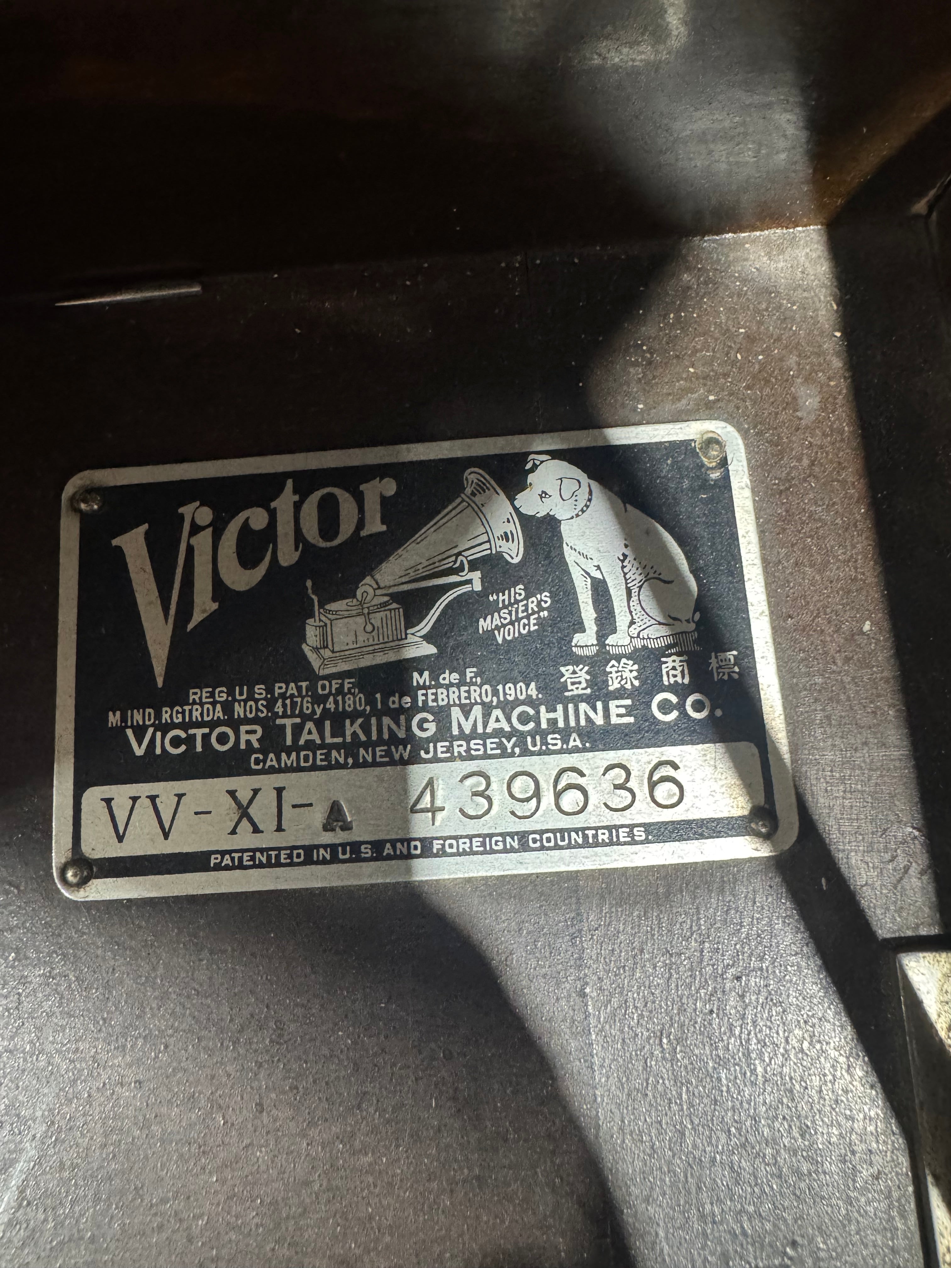 Antique Victor Victrola Model VV-XI Phonograph