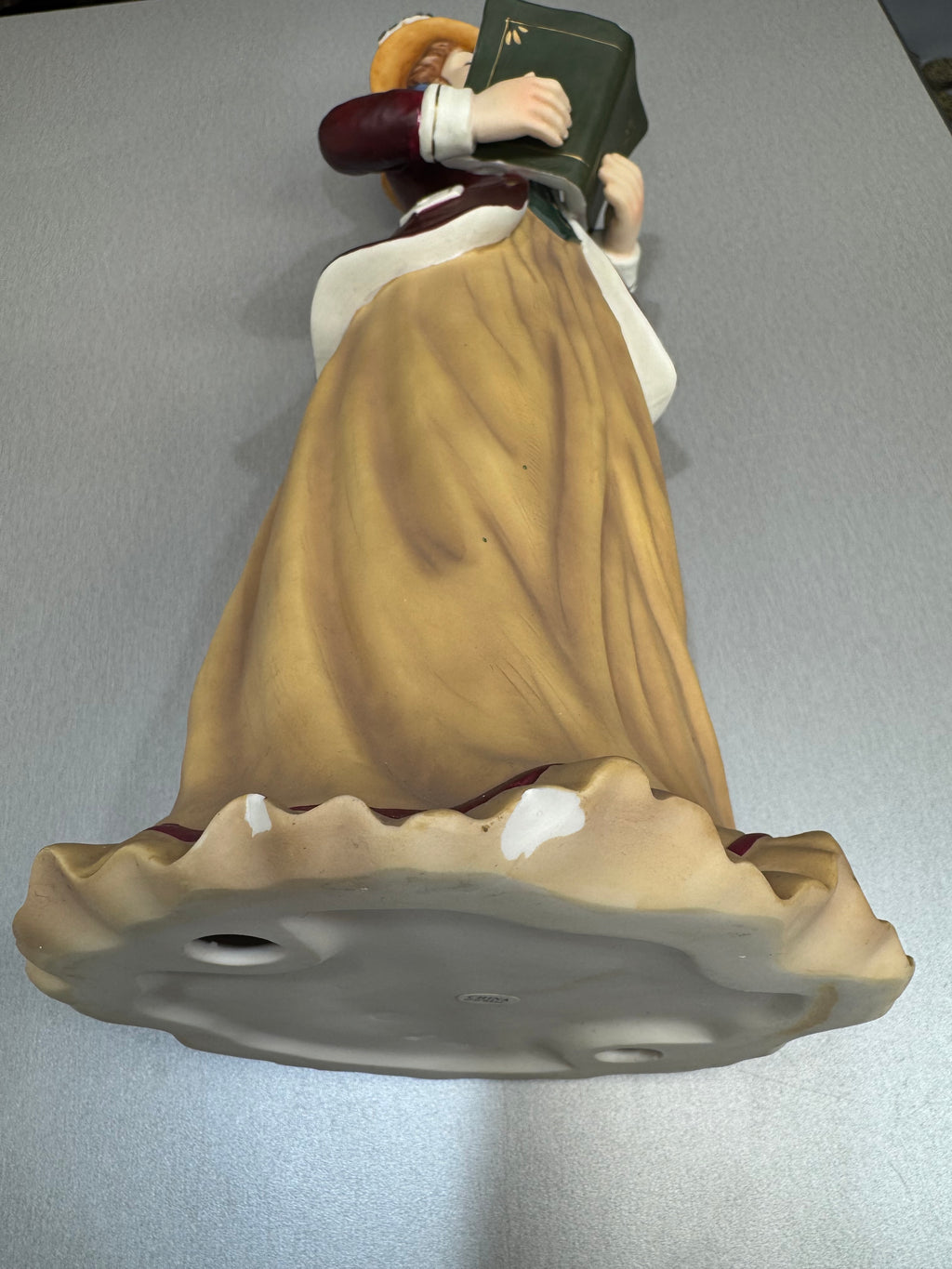 Living Home Traditional Caroler Family Figurines