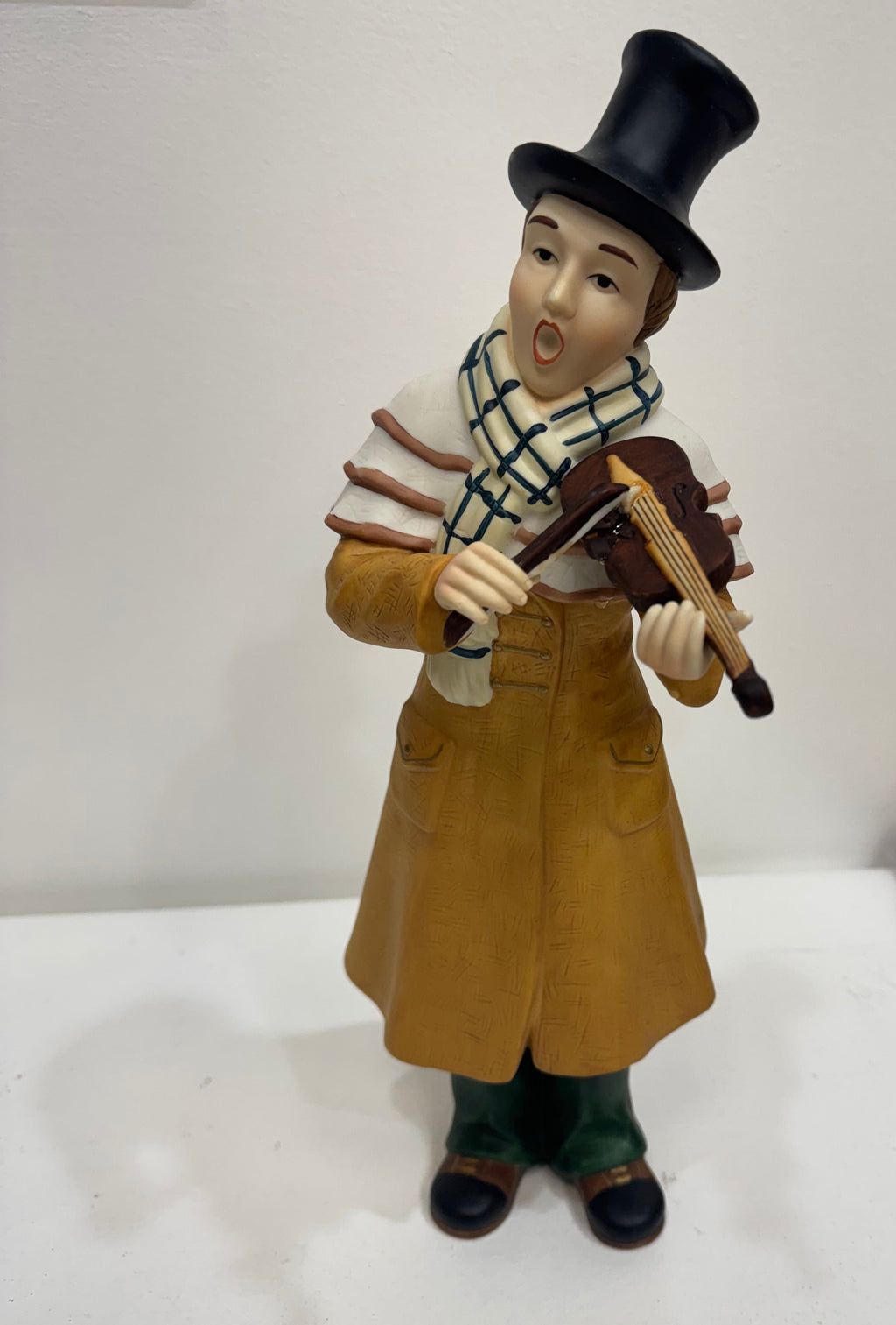 Living Home Traditional Caroler Family Figurines