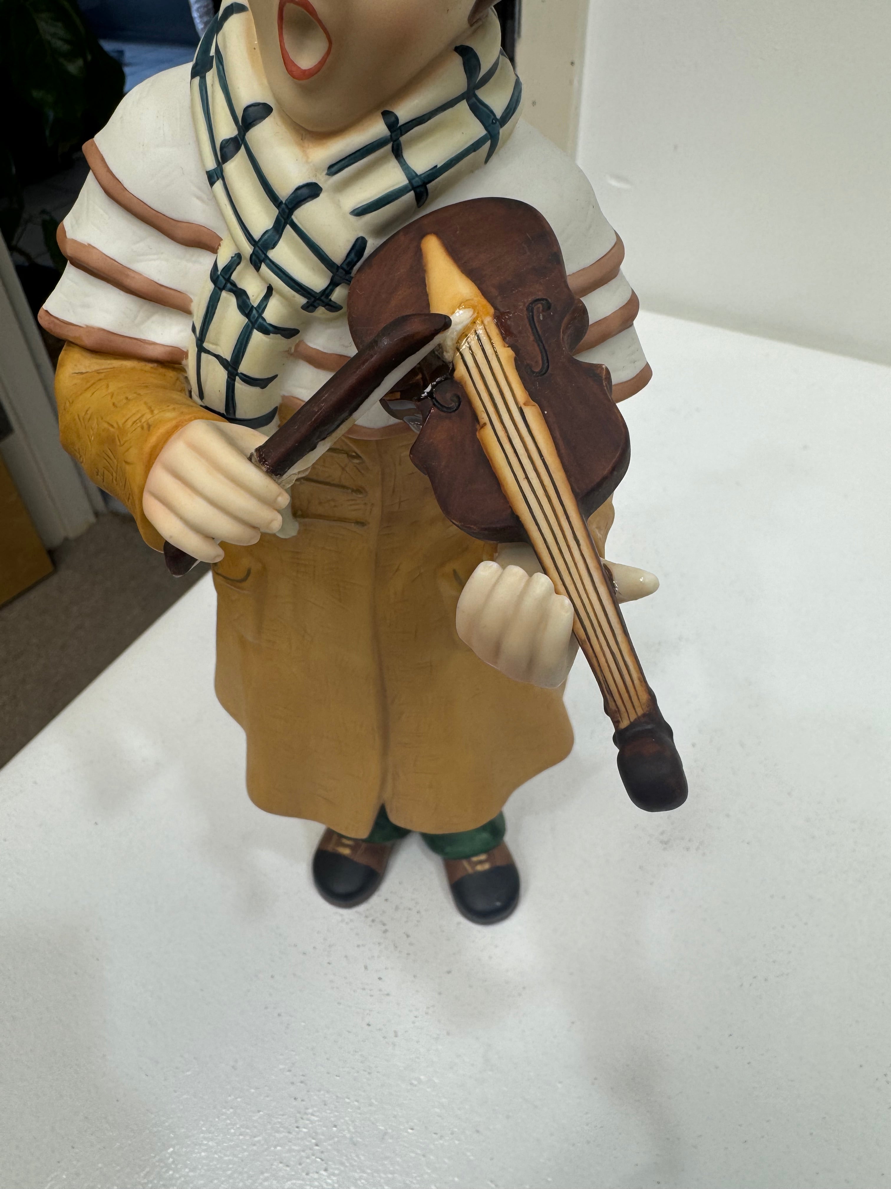 Living Home Traditional Caroler Family Figurines